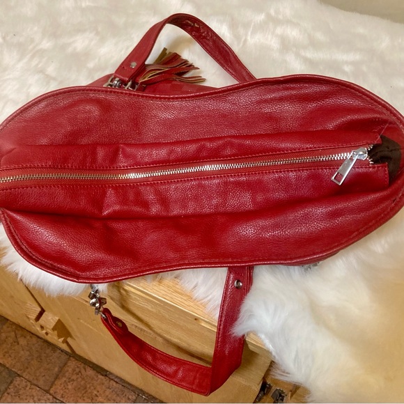 Red vegan leather shoulder bag with chain and tassels. - Picture 2 of 5